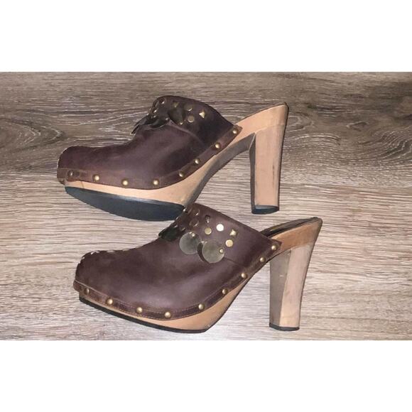 Volatile Women's Heeled Clogs - Picture 8 of 16